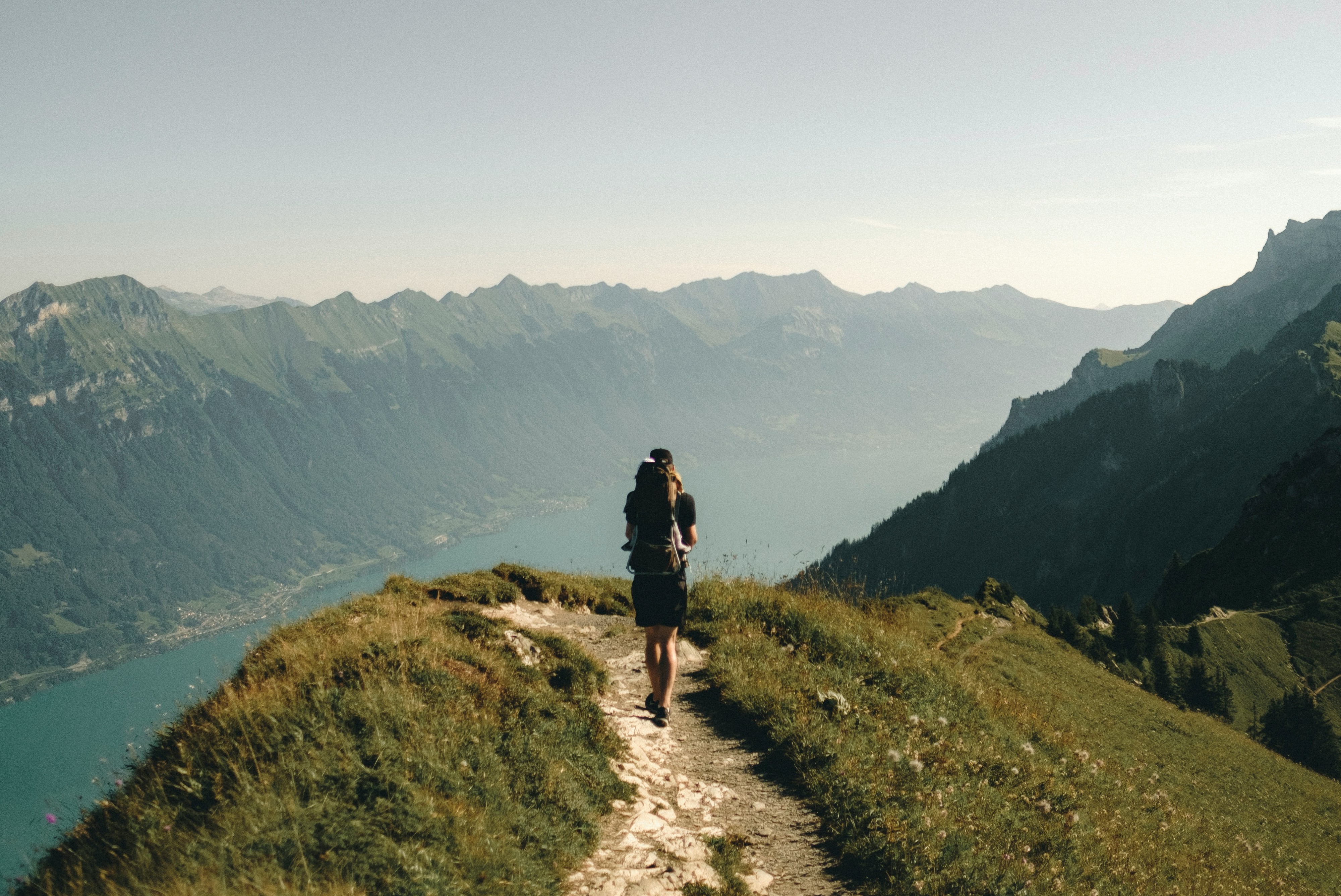 Ein Wanderer auf einem Berg