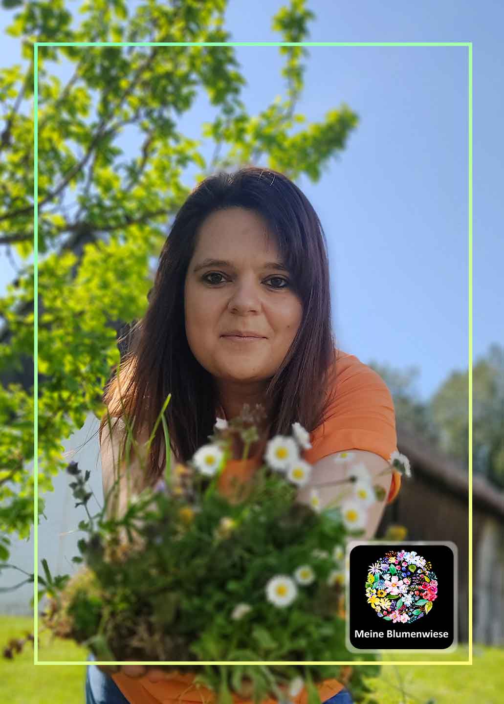 Die Gründerin Jenny Kraus von meine Blumenwiese - jetzt Deine Region verschönert im MAX Heimat Gas- und Stromtarif. 