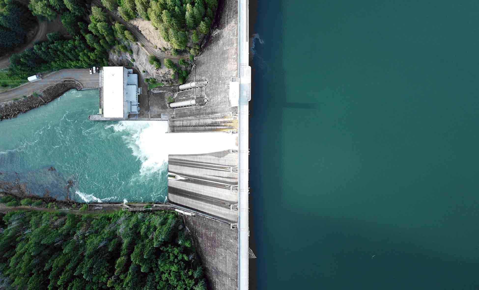 Auch Wasserkraft ist eine sehr wertvolle Form der erneuerbaren Energie. Hier siehst Du, wie mit Wasser ENergie erzeugt werden kann.