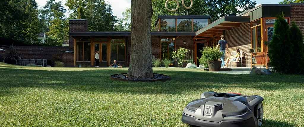 Husqvarna Automower mäht den Rasen.