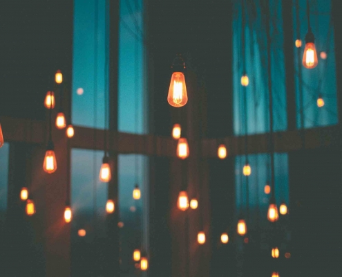 Wir helfen Dir, Deinen Energieverbrauch zu reduzieren! Energiespar-Tipps für alle Lebenslagen von MAXENERGY! Glühbirnen vor dunkler Wand