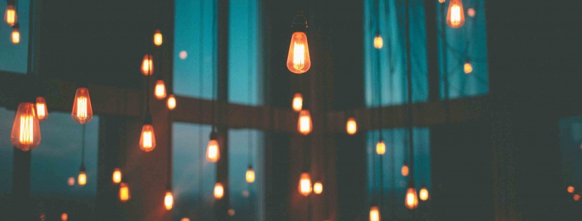 Wir helfen Dir, Deinen Energieverbrauch zu reduzieren! Energiespar-Tipps für alle Lebenslagen von MAXENERGY! Glühbirnen vor dunkler Wand