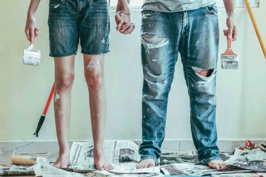 Unser Umzugsservice - kostenlos und unkompliziert Strom und Gas mit in Deine neue Wohnung nehmen mit MAXENERGY. Jetzt wechseln! Beine von streichendem Paar
