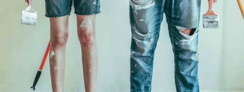 Unser Umzugsservice - kostenlos und unkompliziert Strom und Gas mit in Deine neue Wohnung nehmen mit MAXENERGY. Jetzt wechseln! Beine von streichendem Paar