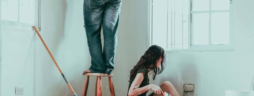 Paar streicht Wohnung für Umzug. Umzug mit MAXENERGY mit dem Umzugsservice.