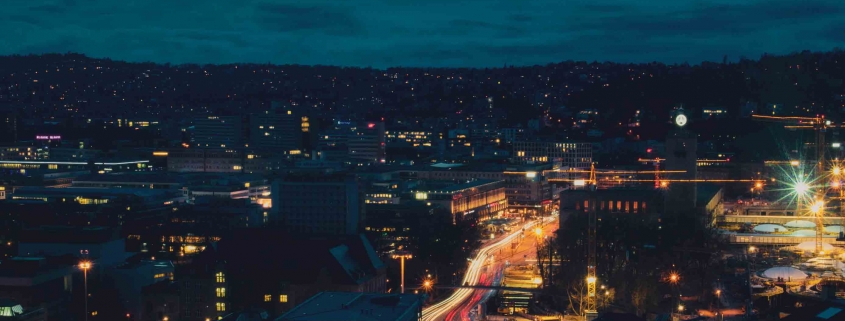 Die Kosten für Strom und Gas steigen rapide an. Wir erklären Dir, was die aktuelle Lage für Dich bedeutet. Bild der von Wien bei Nacht.