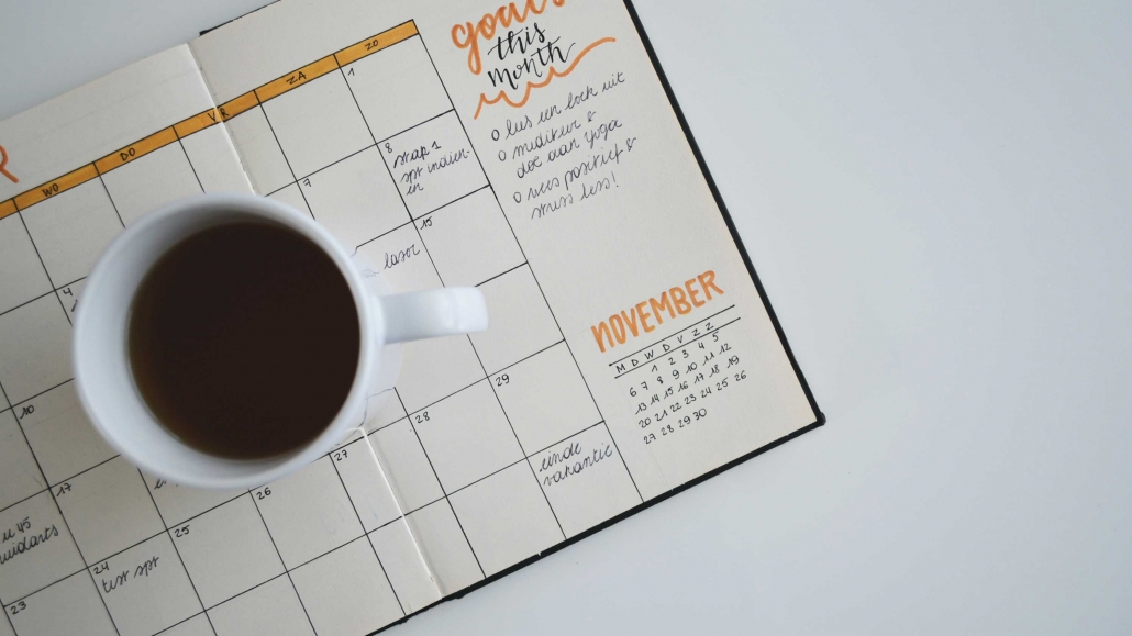 Wir feiern Energie! An ein paar Tagen im Jahr aber besonders - ein Überblick. Kalender mit Kaffeetasse