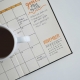 Wir feiern Energie! An ein paar Tagen im Jahr aber besonders - ein Überblick. Kalender mit Kaffeetasse