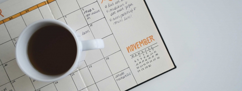 Wir feiern Energie! An ein paar Tagen im Jahr aber besonders - ein Überblick. Kalender mit Kaffeetasse