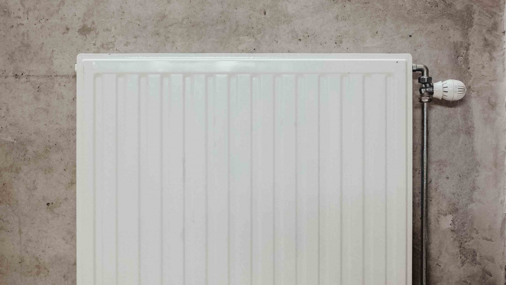 Achtung! Unbedingt Gas ummelden beim Umzug! Das musst Du bei Deinem Umzug mit Erdgas beachten. Heizkörper vor grauer Wand.