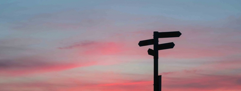 Österreichs Gasanbieter im Vergleich! Wir haben die Top Gasanbieter in Deiner Region gegenüber gestellt, um Deinen perfekten Tarif zu finden. Wegweiser vor Sonnenuntergang