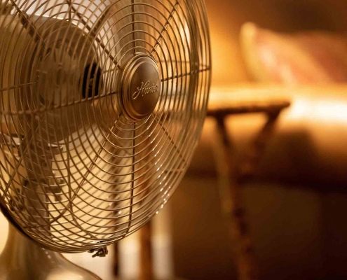 Der Sommer kommt und in Deiner Wohnung kann es dann schnell mal so richtig warm werden. Um das zu verhindern, haben wir einige Tipps für Dich, wie Du Deine Wohnung kühl halten oder wieder kühl bekommen kannst.