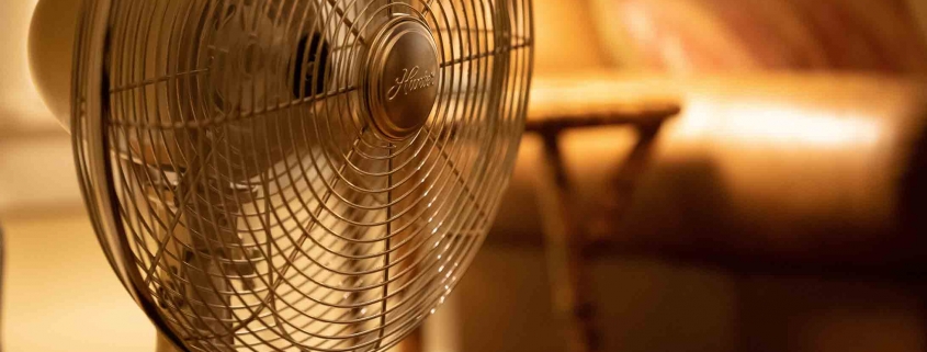 Der Sommer kommt und in Deiner Wohnung kann es dann schnell mal so richtig warm werden. Um das zu verhindern, haben wir einige Tipps für Dich, wie Du Deine Wohnung kühl halten oder wieder kühl bekommen kannst.