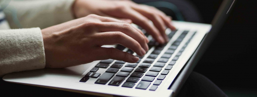 Strom und Gas werden immer teurer - wir zeigen Dir, wie Du Deine Energiekosten so gering wie möglich hältst. Mit einigen Tipps, wie der 2,5-Regel kommst Du gut durch den Winter.