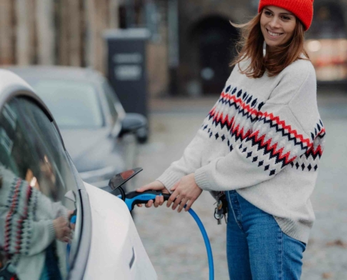 Was musst Du vor dem Kauf eines E-Autos wissen? Welche Mythen zu E-Mobilität sind wahr? Wir klären Dich auf.