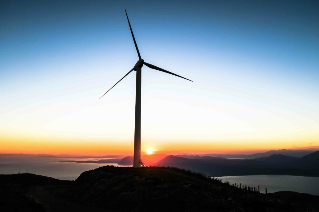 Windrad vor einem Sonnenuntergang, so kann die Energiewende in Österreich aussehen