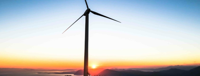 Windrad vor einem Sonnenuntergang, so kann die Energiewende in Österreich aussehen