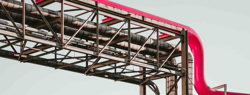 Über ein Netzwerk aus Rohrleitungen wird die Fernwärme zum Verbraucher transportiert.