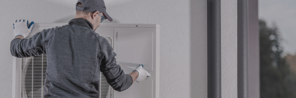 Ein Installateur installiert eine Wärmepumpe