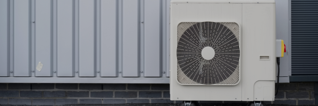 Eine Wärmepumpe an einer Hauswand