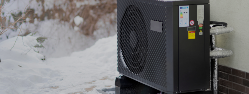 Eine Wärmepumpe im Winter mit Schnee.