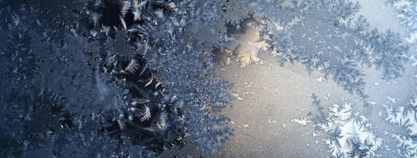 Eis auf einer Fensterscheibe.