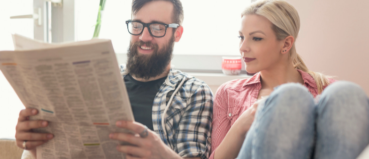 Ein Paar liest Neuigkeiten zur Strompreisbremse.