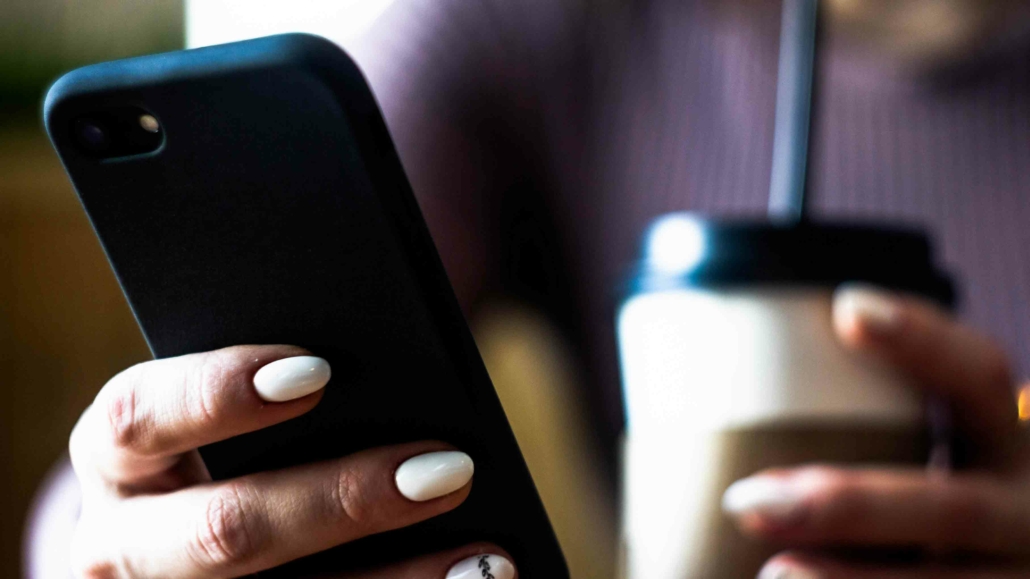 Person nutzt ein Smartphone, um ein Foto aufzunehmen – symbolisch für den schnellen Anbieterwechsel mit dem Fotowechsel von MAXENERGY.