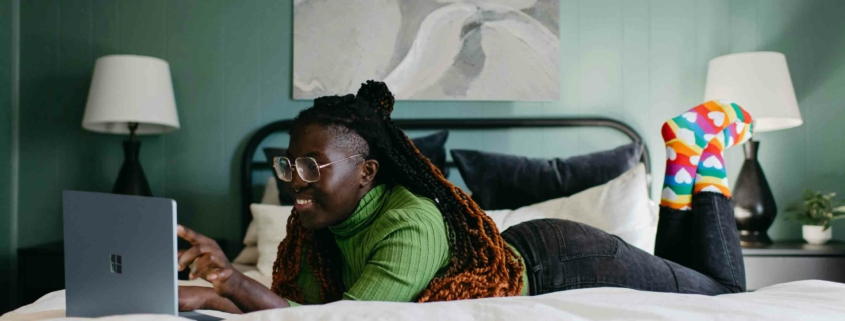 Entspannte Person liegt auf dem Bett – sorgt mit dem Wechseln zum Ökostromanbieter MAXENERGY für grüne Energie und mehr Gelassenheit im Alltag.