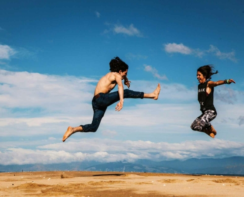 Glückliches Paar genießt den Tag unter freiem Himmel – Symbolbild für Zufriedenheit mit einem Strom und Gas Kombitarif, der Leben einfacher macht.