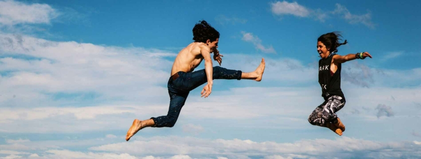 Glückliches Paar genießt den Tag unter freiem Himmel – Symbolbild für Zufriedenheit mit einem Strom und Gas Kombitarif, der Leben einfacher macht.