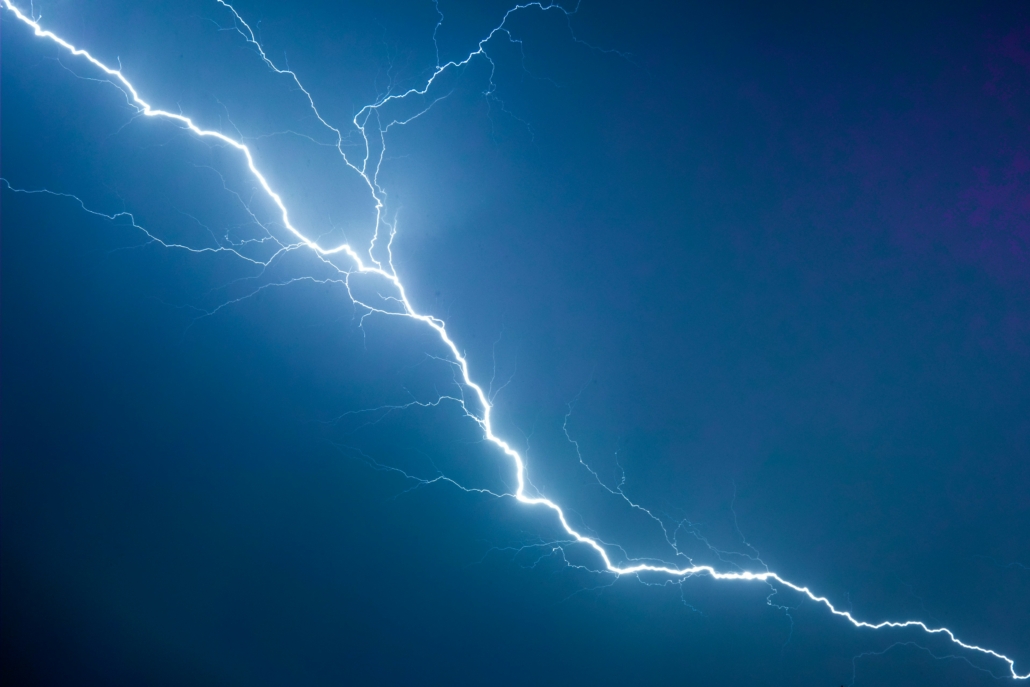 Unwetter, Blitz vor dunklem Himmel