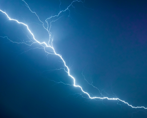 Unwetter, Blitz vor dunklem Himmel
