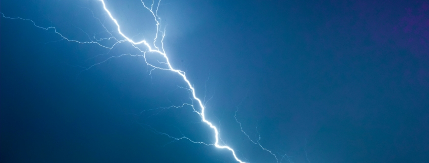 Unwetter, Blitz vor dunklem Himmel